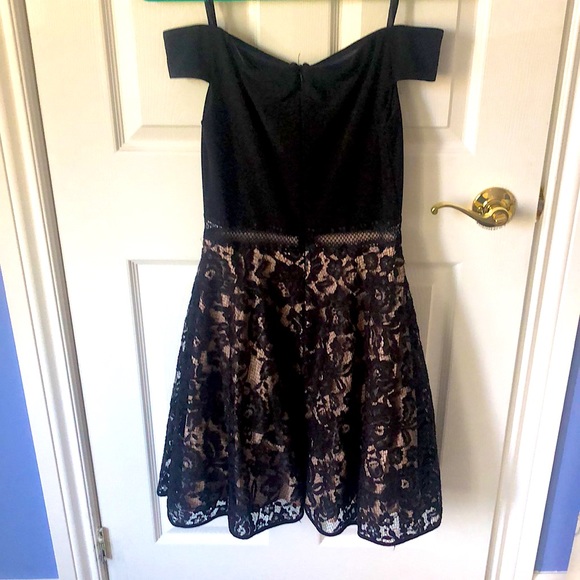 An off the shoulder dress - Picture 2 of 3